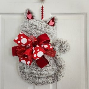 Yarn cat wreath decor